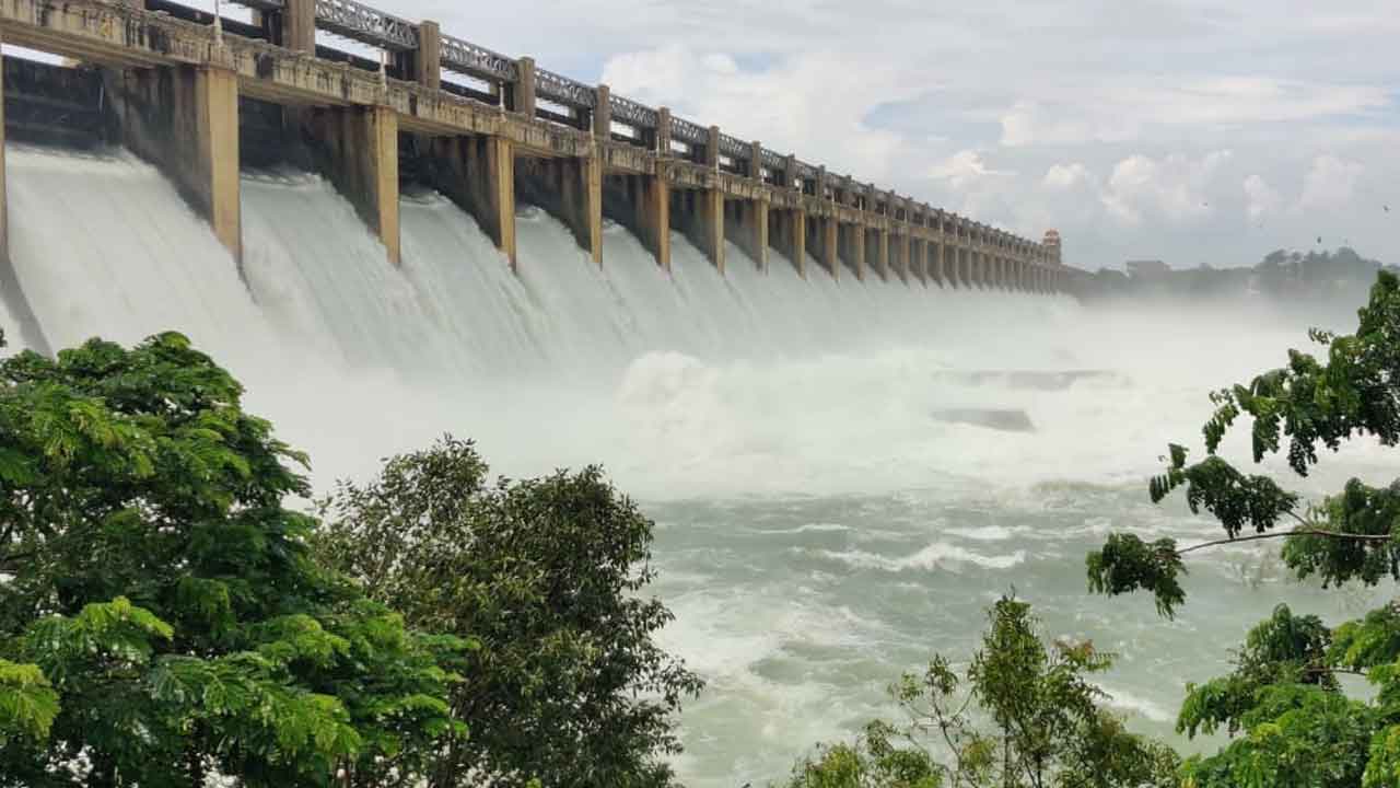 తుంగభద్ర డ్యాంకు పోటెత్తిన వరద