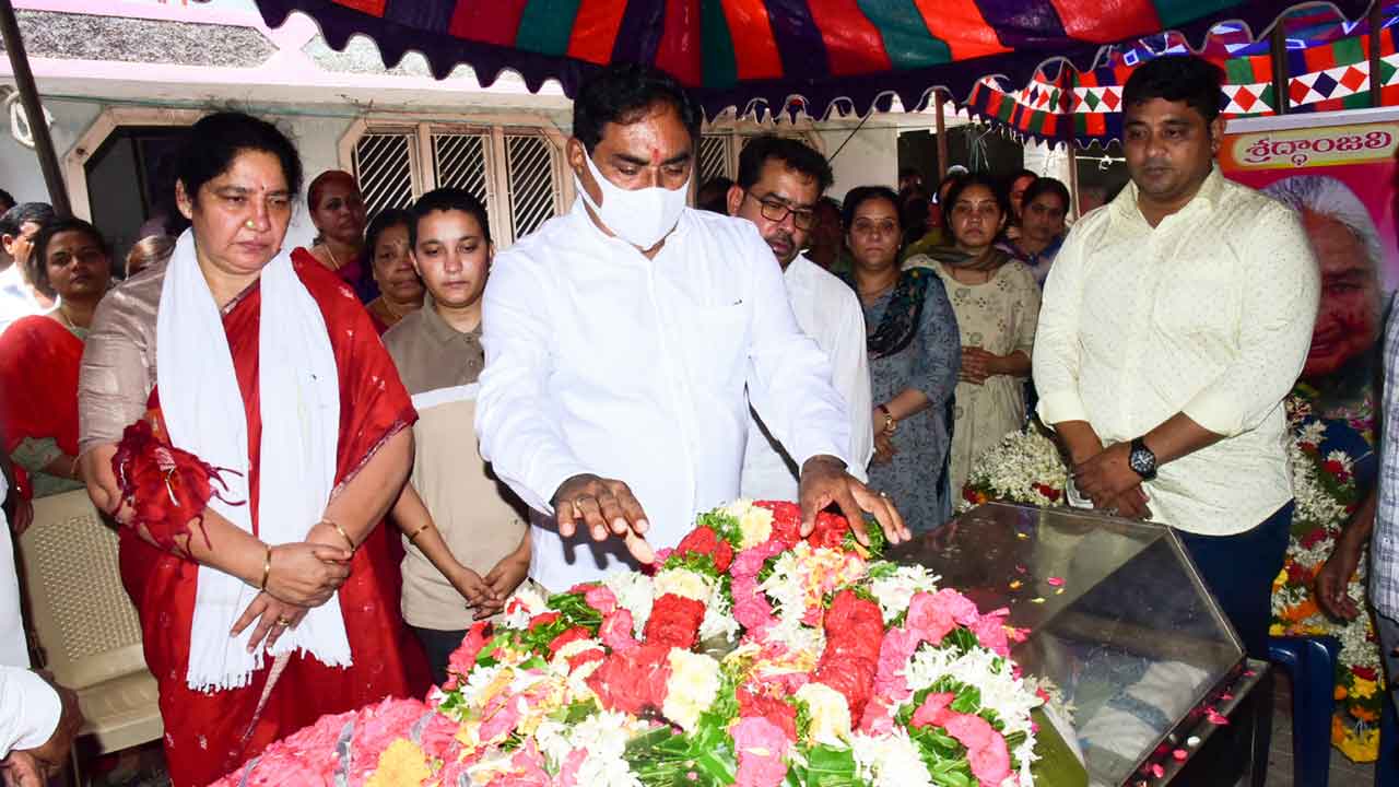 అశ్రునయనాలతో అంతిమ వీడ్కోలు