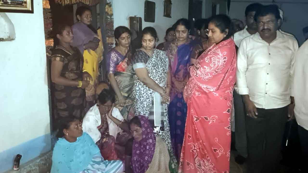 కుమ్ర రాజు పార్థివదేహానికి ప్రముఖుల నివాళి