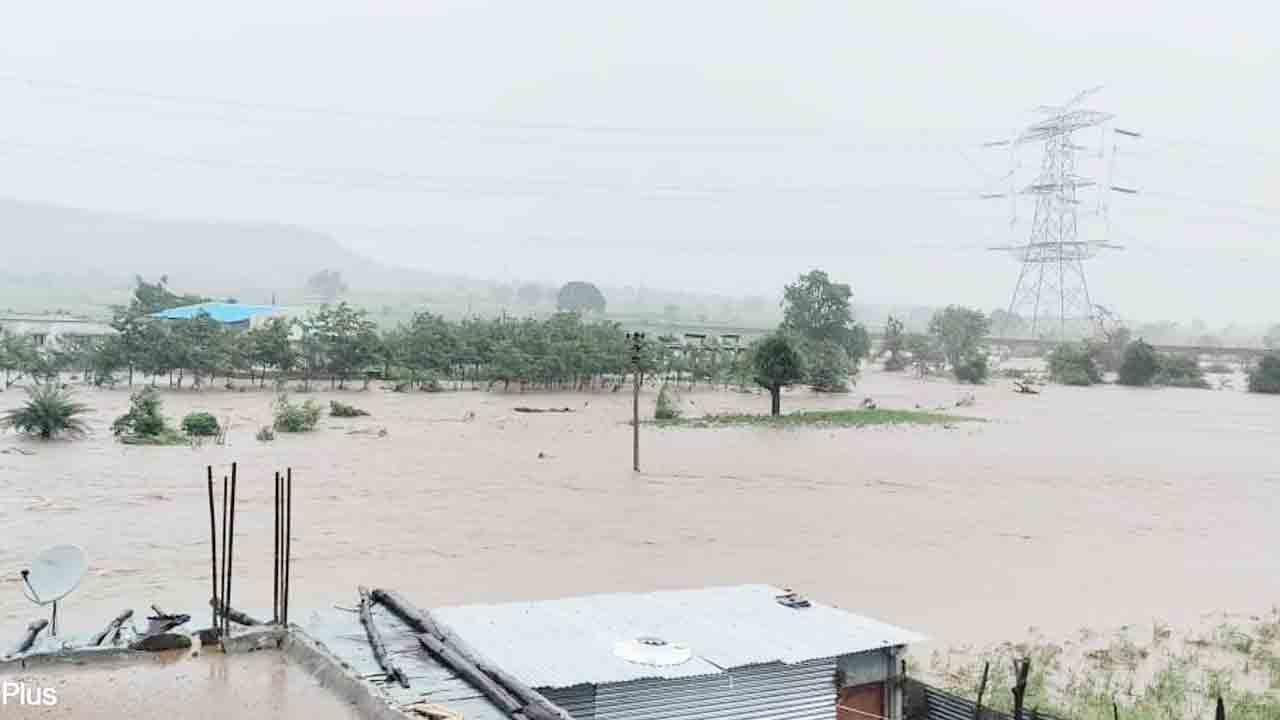 ఉప్పొంగుతున్న వాగులు..