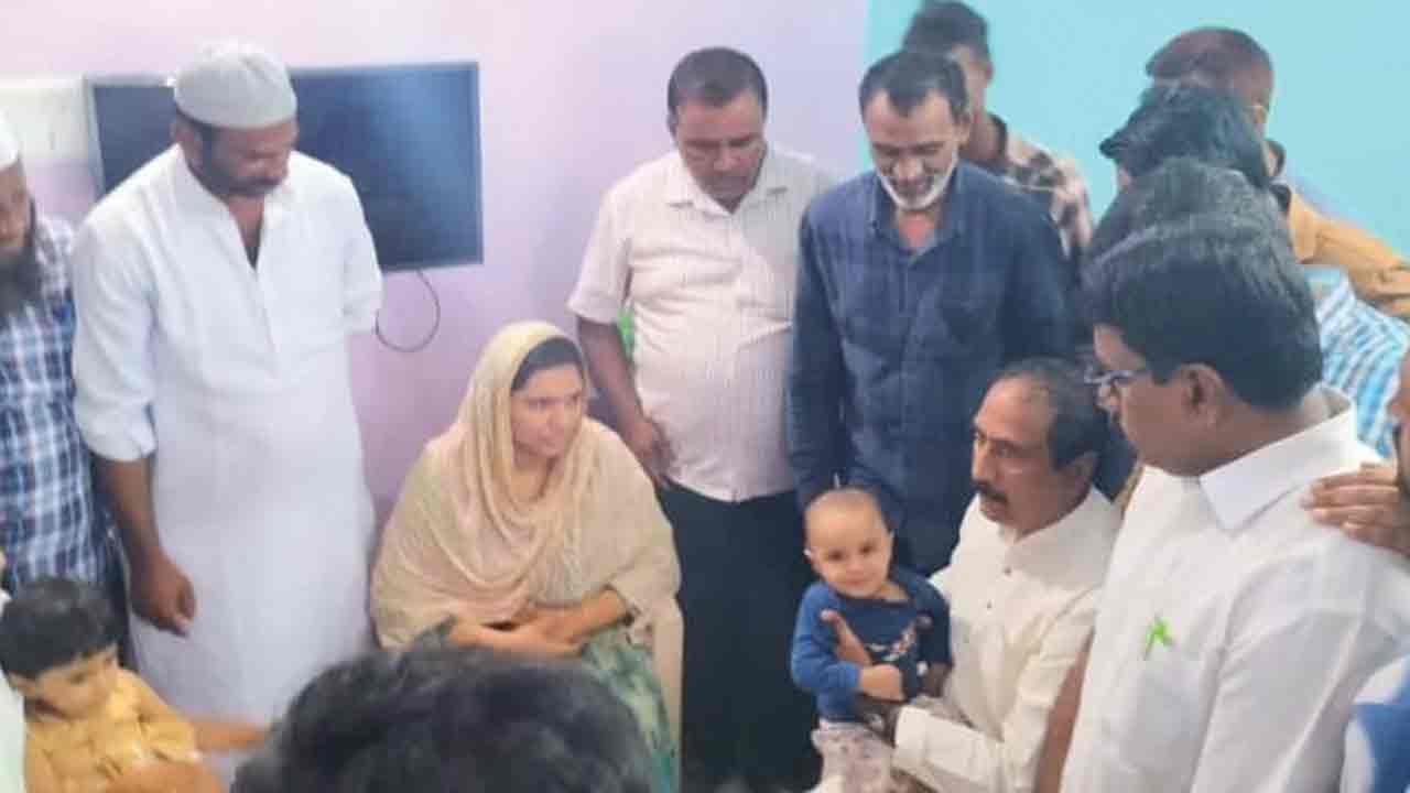 ఆపదలో అన్నీ తానై..