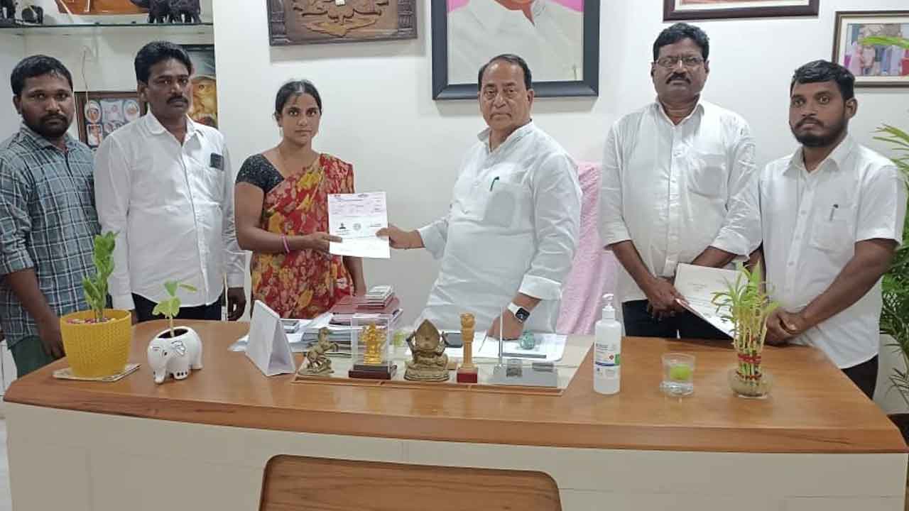 కార్యకర్తలకు అండగా టీఆర్ఎస్