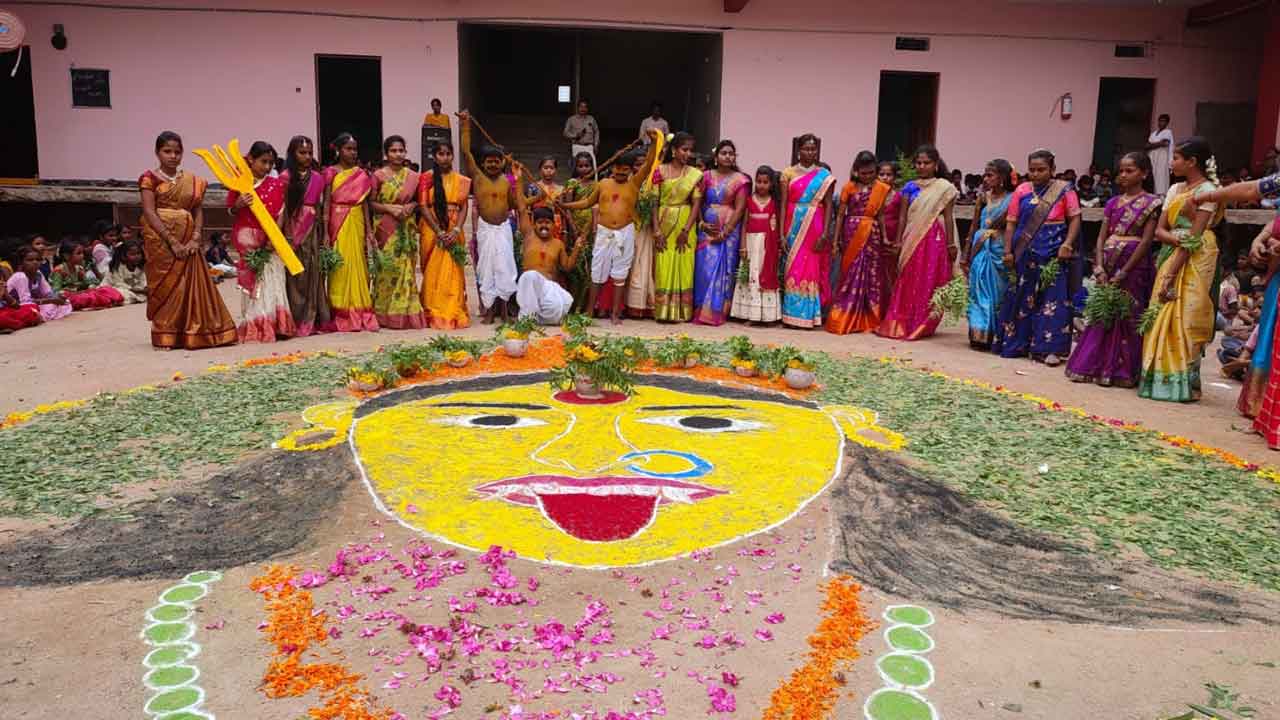 అంబరాన్నంటిన బోనాల సంబురం