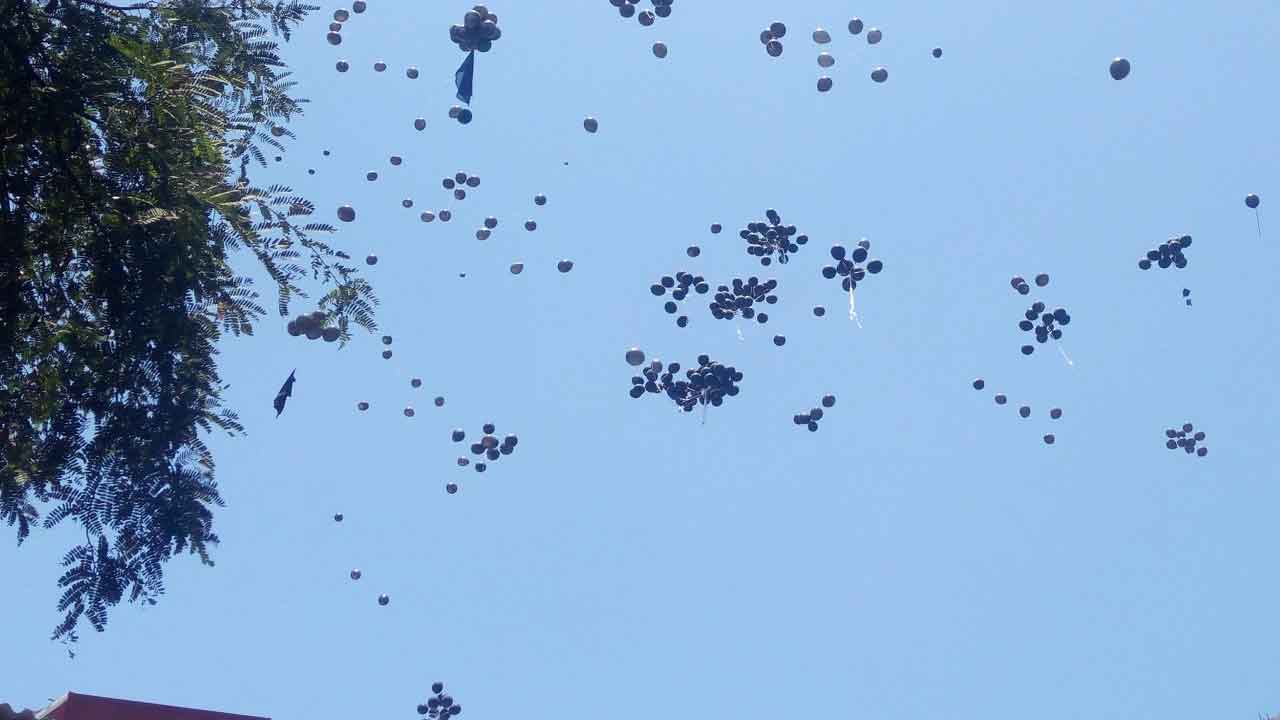 ప్రధాని మోదీకి నల్లబెలూన్లతో నిరసన