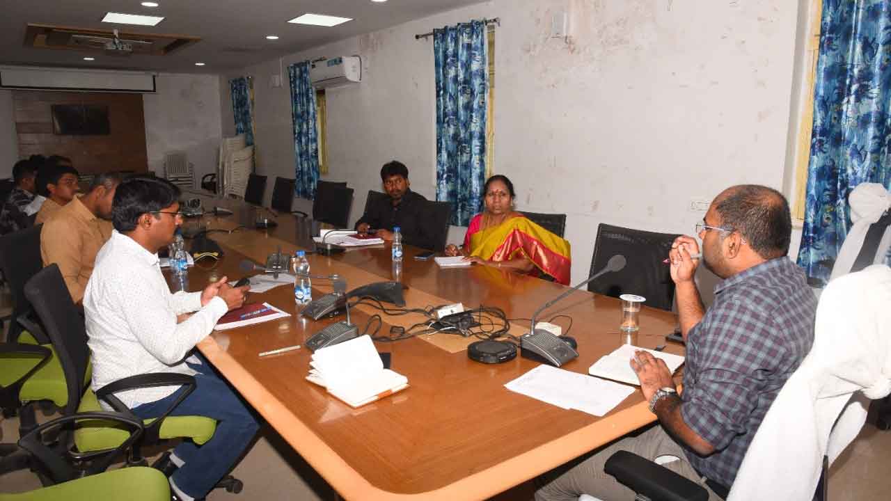 అభివృద్ధి పనులు పూర్తి చేయాలి