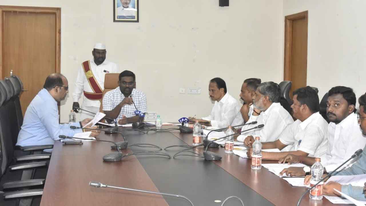 ఓటర్లు ఆధార్‌ అనుసంధానం చేసుకోవాలి