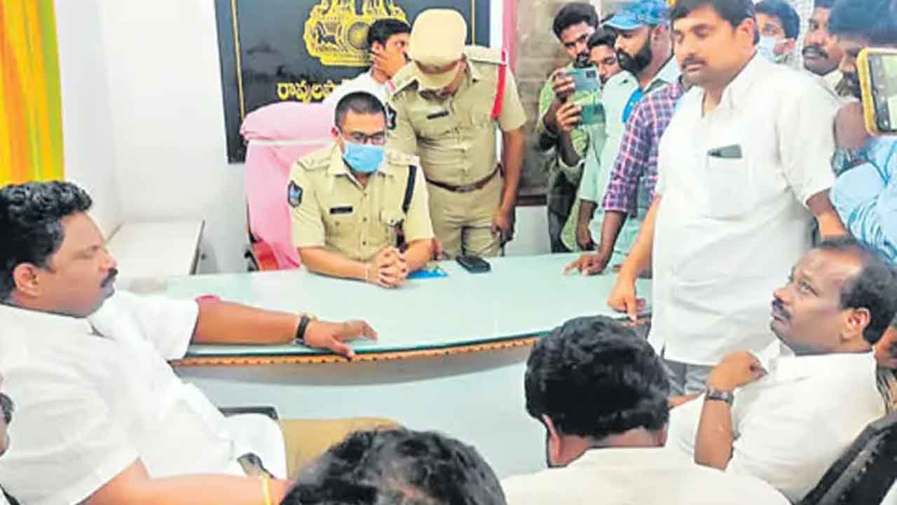 పోలీస్‌స్టేషన్‌లో వైసీపీ ఎమ్మెల్యే నిరసన