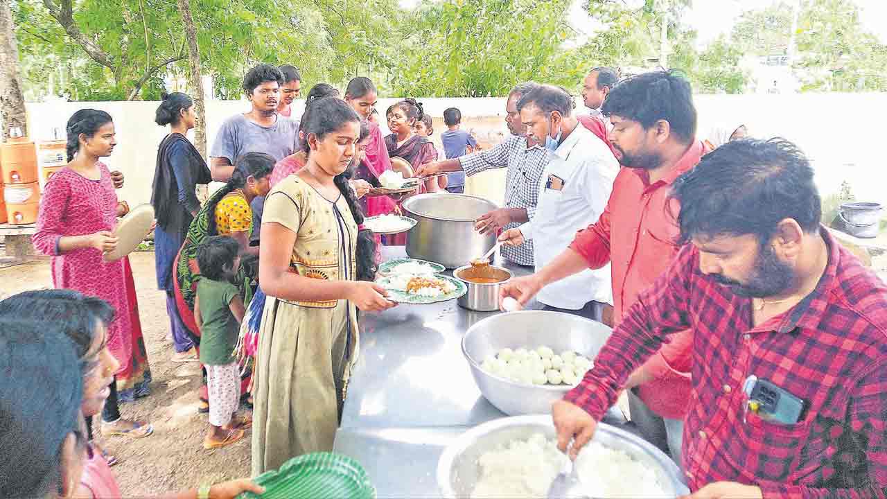 ఆపత్కాలంలో అండగా..వరద బాధితులకు అండగా అధికారులు, ప్రజాప్రతినిధులు