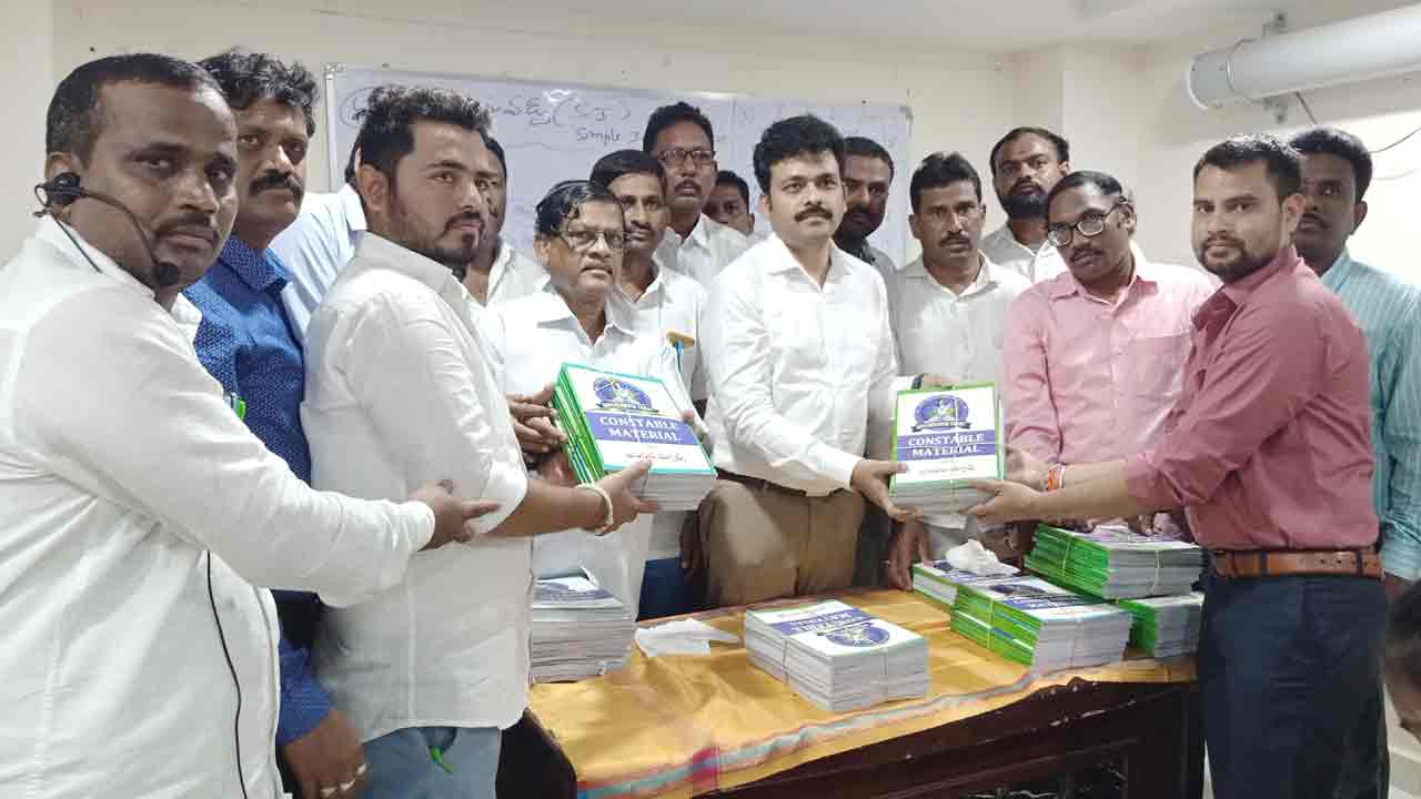 కష్టపడి చదివి ఉద్యోగాలు సాధించాలి