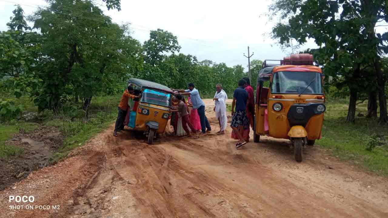 రోడ్డు పనులకు మోక్షమెప్పుడో..?
