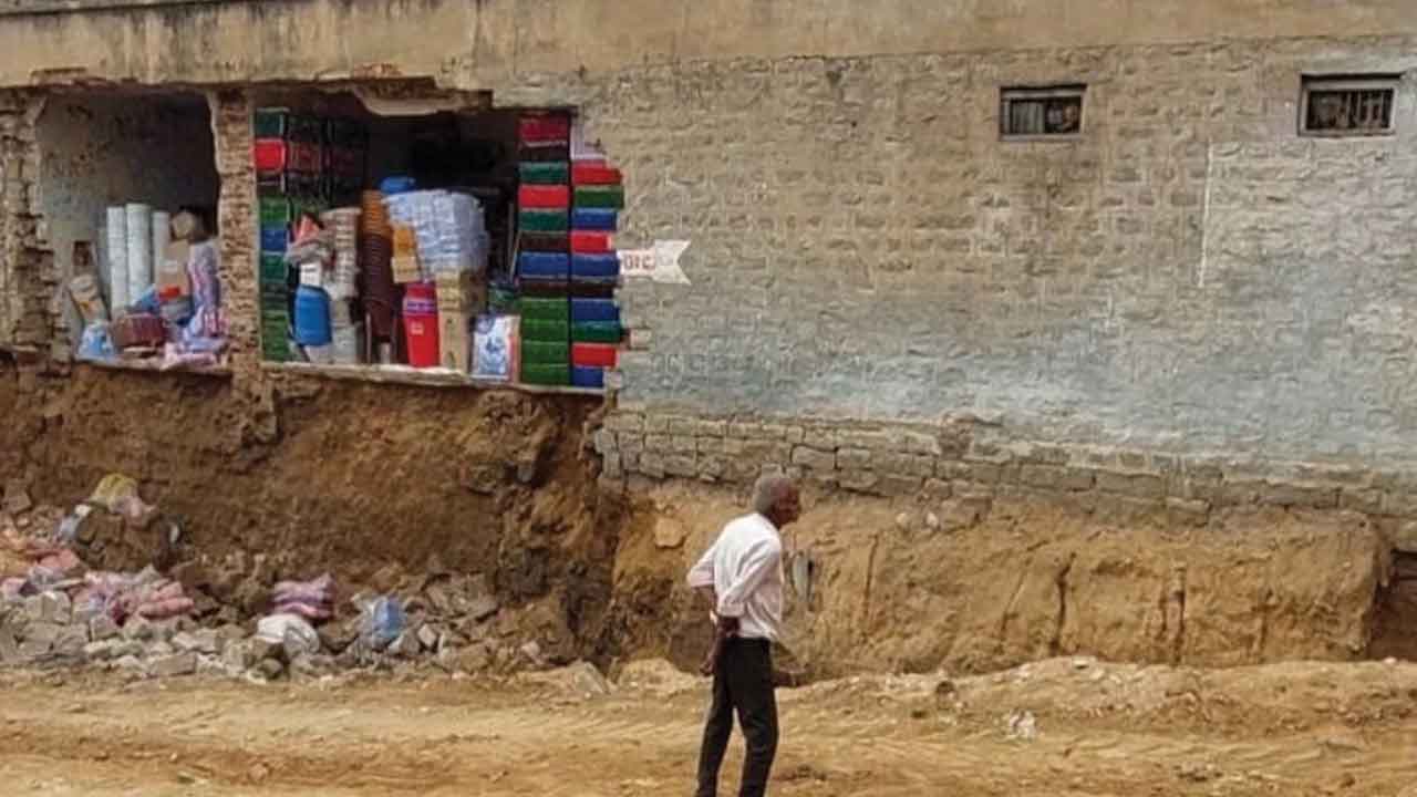 అనుమతుల్లేకుండానే.. నిర్మాణాలు