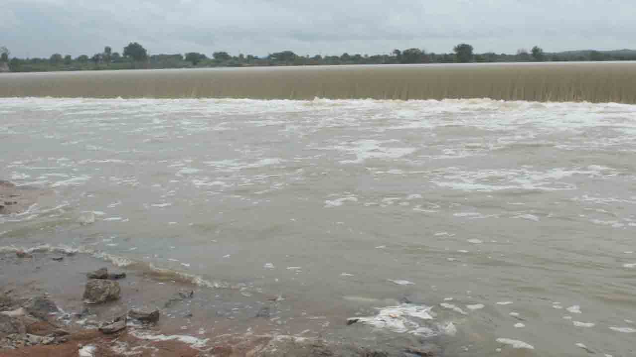 జలపాతంలా చెక్‌డ్యాం పరవళ్లు