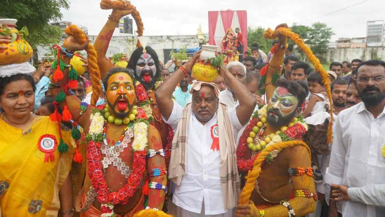 సంప్రదాయాలను కాపాడుకోవాలి