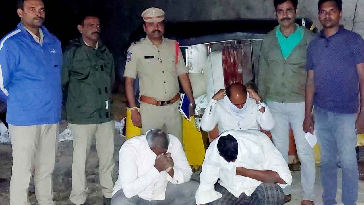 ఐదు క్వింటాళ్ల రేషన్‌ బియ్యం పట్టివేత