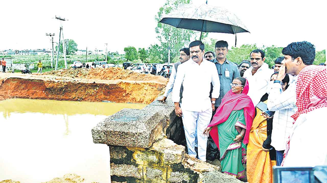 ప్రజల్లో మంత్రులు.. విహారంలో విపక్ష నేతలు