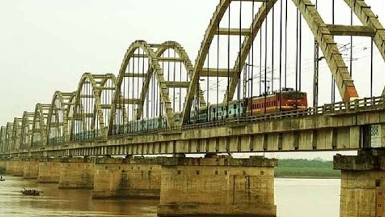 గోదావరి వంతెనపై రైళ్ల వేగాన్ని పెంచిన అధికారులు