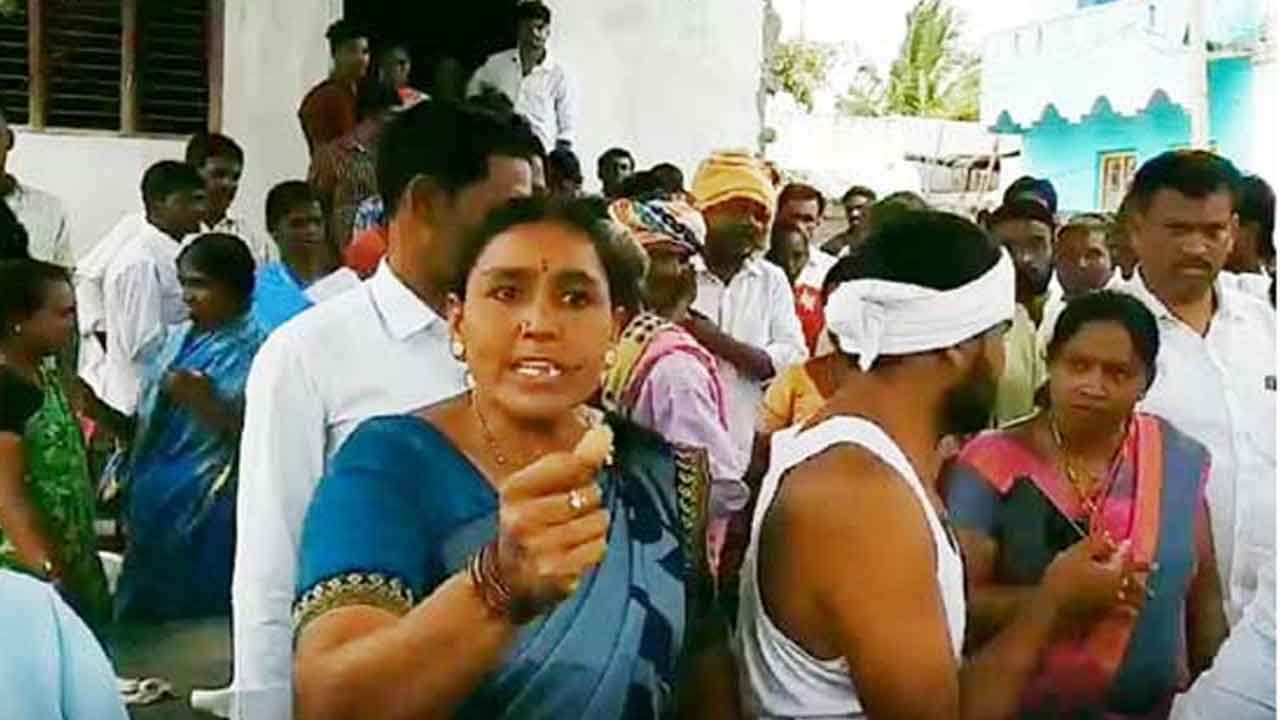 మాజీ మంత్రిని నిలదీసిన మహిళ ఇంట్లో మద్యం స్వాధీనం