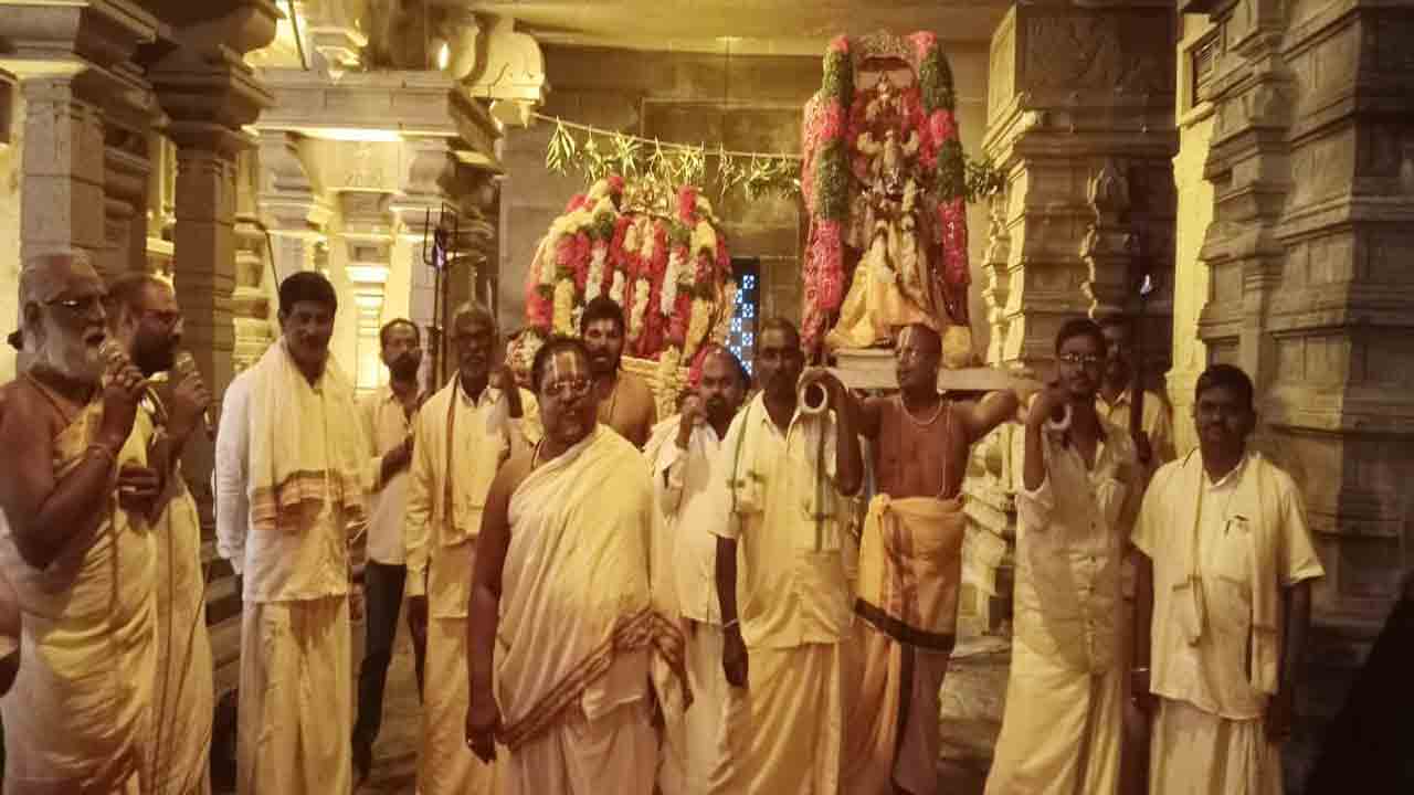 ఆండాళ్‌ అమ్మవారికి ఊంజల్‌ సేవ