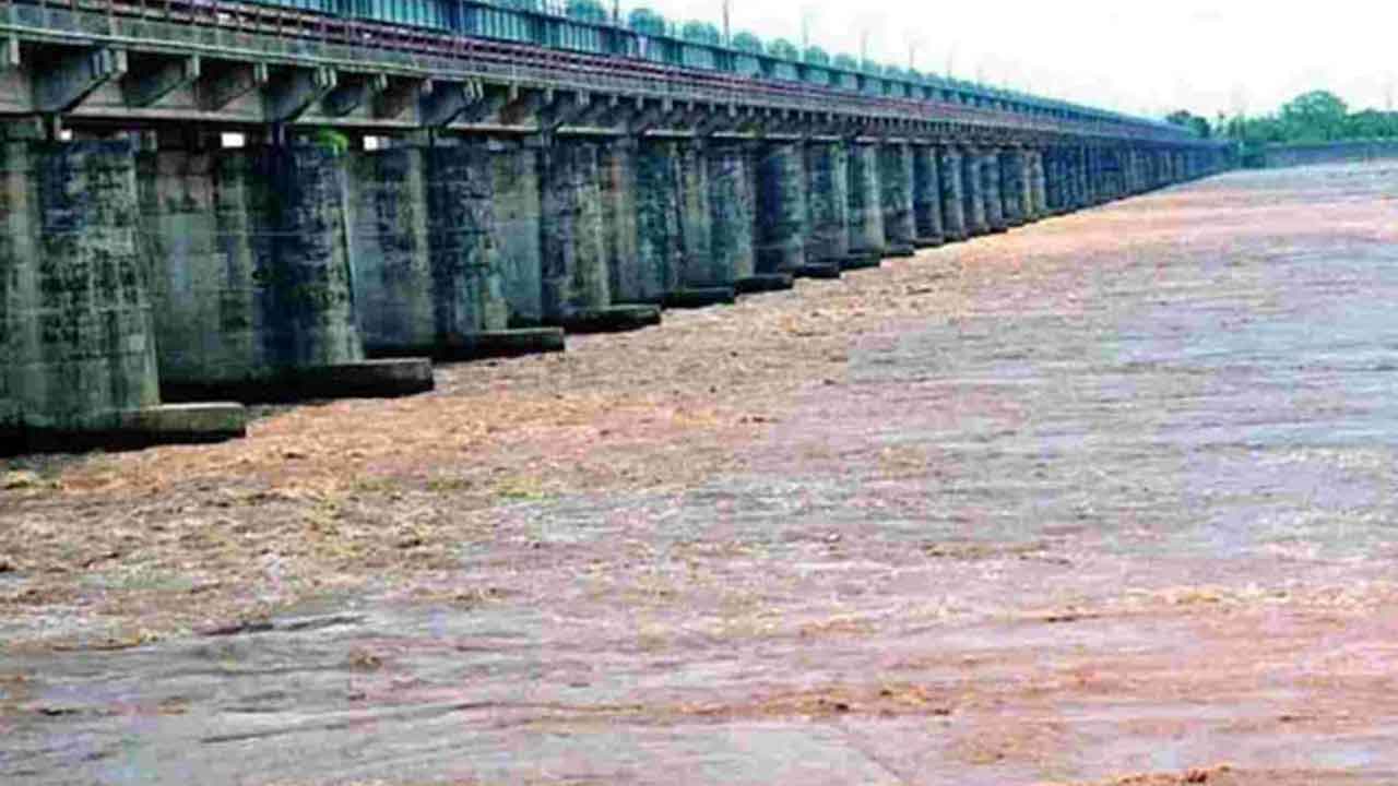 ధవళేశ్వరం వద్ద గంట గంటకూ పెరుగుతున్న వరద ఉద్ధృతి