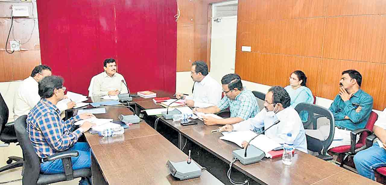 డబుల్‌ బెడ్‌రూం పనుల్లో వేగం పెంచాలి