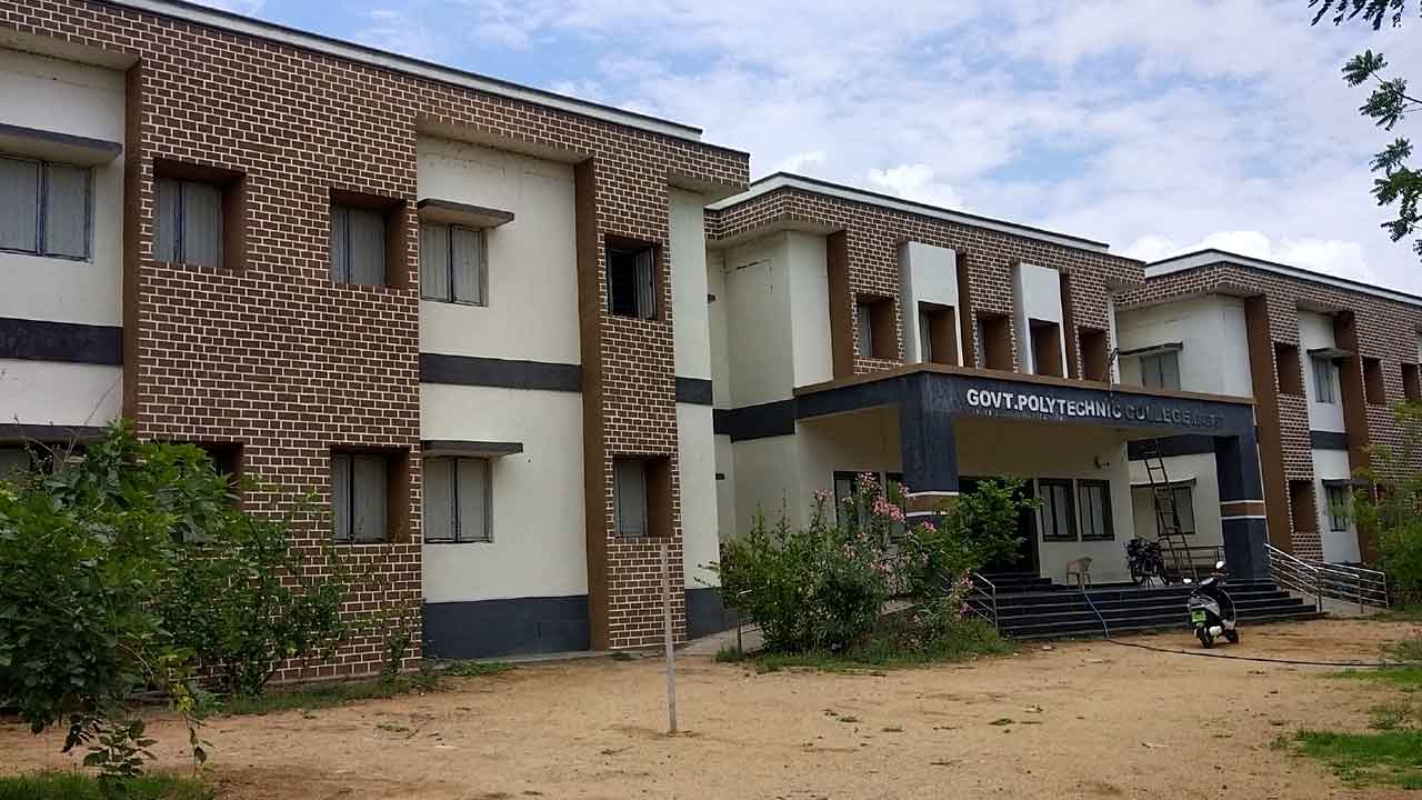 పేద విద్యార్థులకు వరం నవీపేట పాలిటెక్నిక్‌ కళాశాల