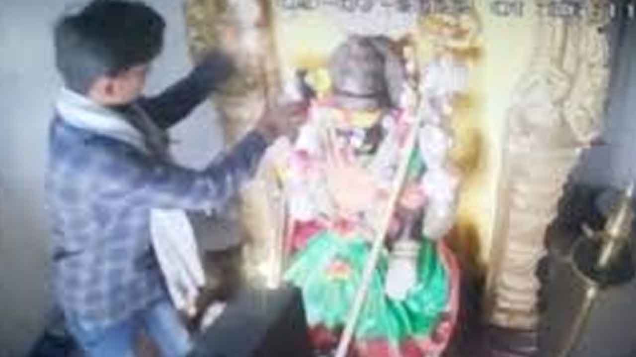 ఆలయంలో చోరీ.. రూ. ఏడున్నర లక్షల నగలు అపహరణ
