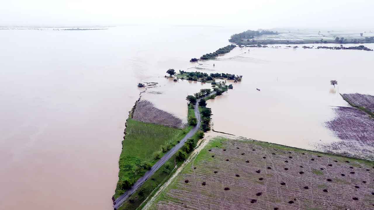 వరదొచ్చి..ముంచెత్తి..
