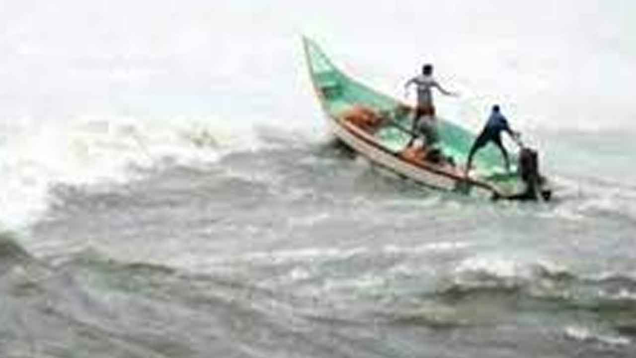 నలుగురు మత్స్యకారుల ఆచూకీ గల్లంతు