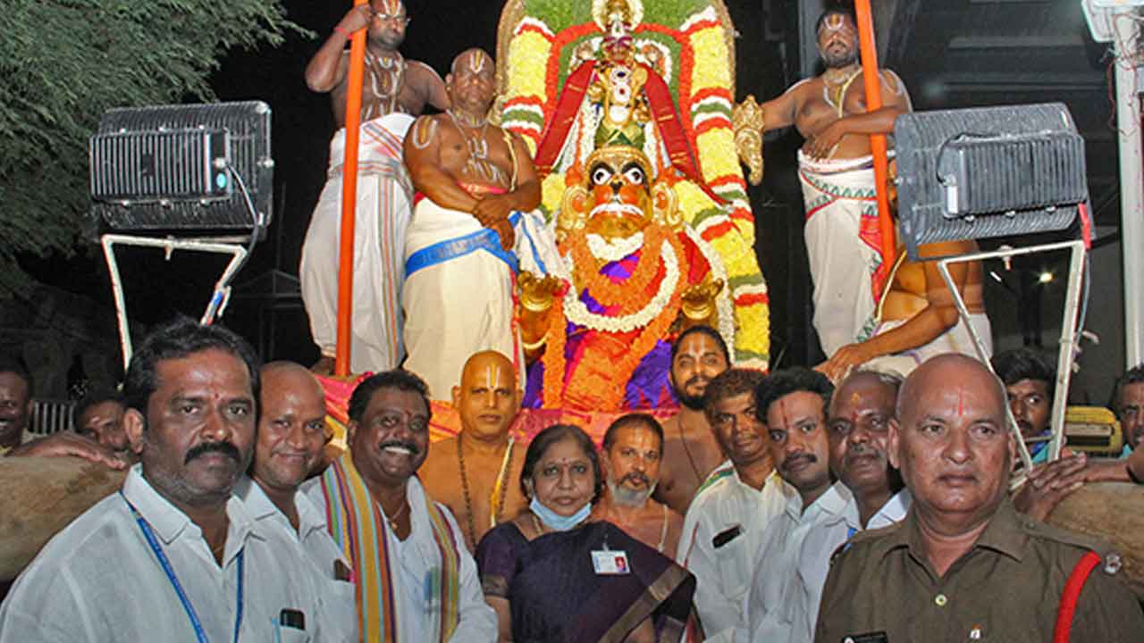 హనుమంత వాహనంపై కల్యాణ వెంకన్న దర్శనం