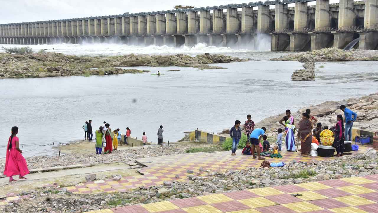 శ్రీశైలానికి కృష్ణమ్మ పరవళ్లు