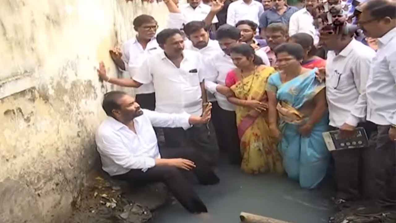 మురికిగుంటలో దిగి వినూత్న నిరసన తెలిపిన వైసీపీ ఎమ్మెల్యే