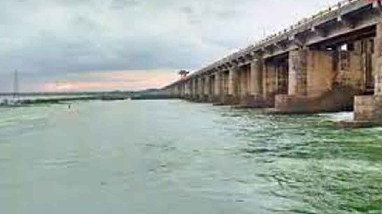 ధవళేశ్వరం వద్ద తగ్గుముఖం పడుతున్న వరద ప్రవాహం