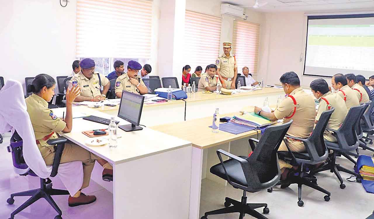 సైబర్‌ నేరాలపై అవగాహన కల్పించాలి