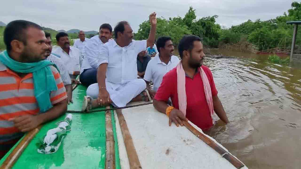 తెప్పపై వెళ్లి.. భరోసానిచ్చి