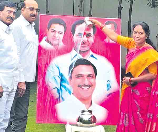 సీఎం కేసీఆర్, మంత్రి హరీశ్రావు ఫ్లెక్సీలకు క్షీరాభిషేకం..