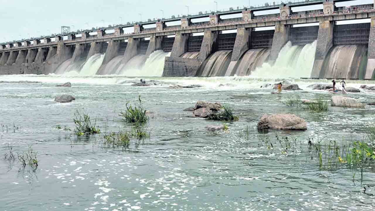 ప్రాజెక్టులకు పెరుగుతున్న వరద