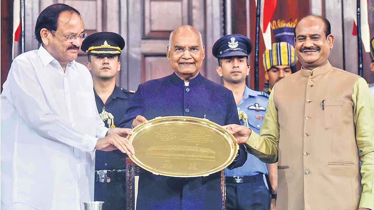 గాంధేయ మార్గంలో చర్చలు జరపండి