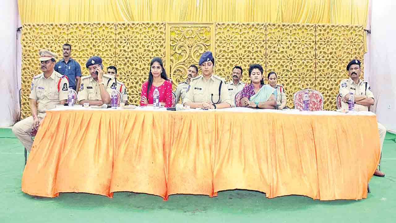 పండుగలు శాంతియుతంగా జరుపుకోవాలి