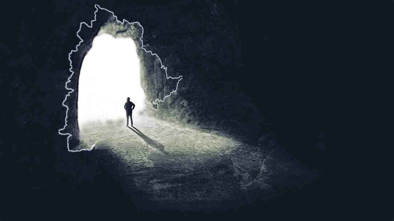 ఏది వెలుగు? ఏది చీకటి? ఎనిమిదేండ్ల క్రితం జరగనిది ఇప్పుడే ఎందుకు జరిగింది?