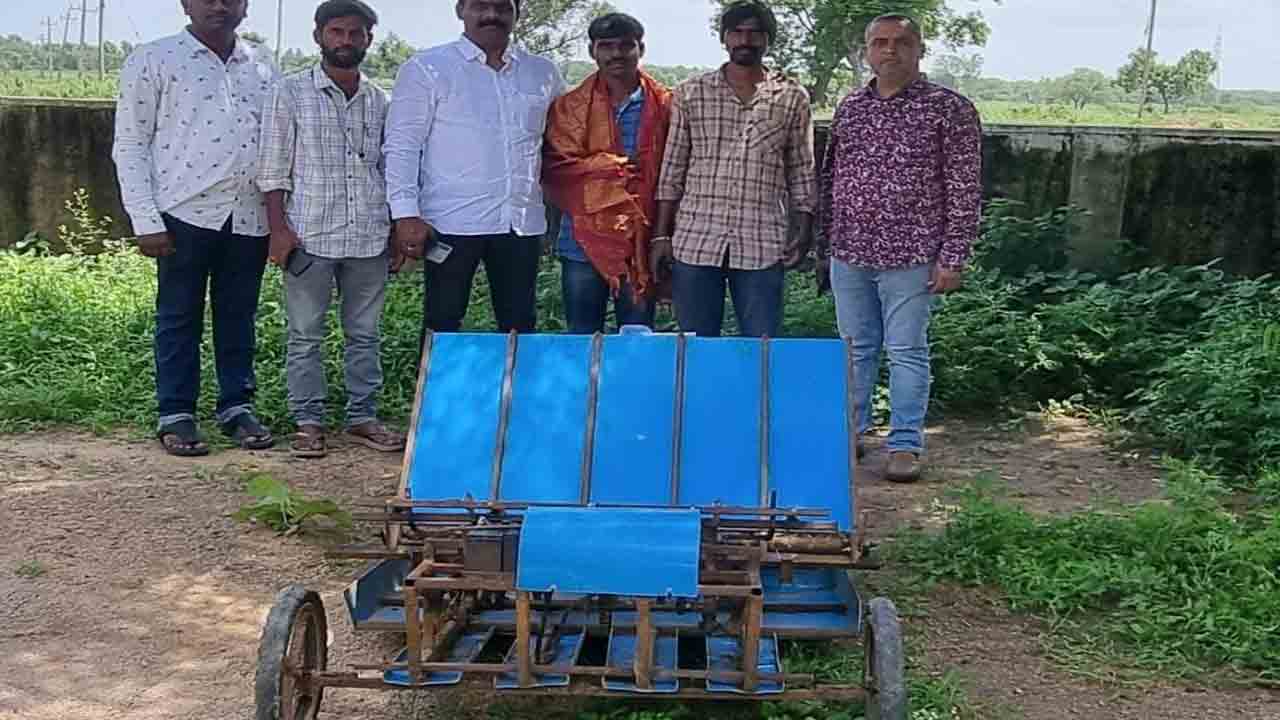 వరి నాటే యంత్రం ఆవిష్కర్తకు అభినందన
