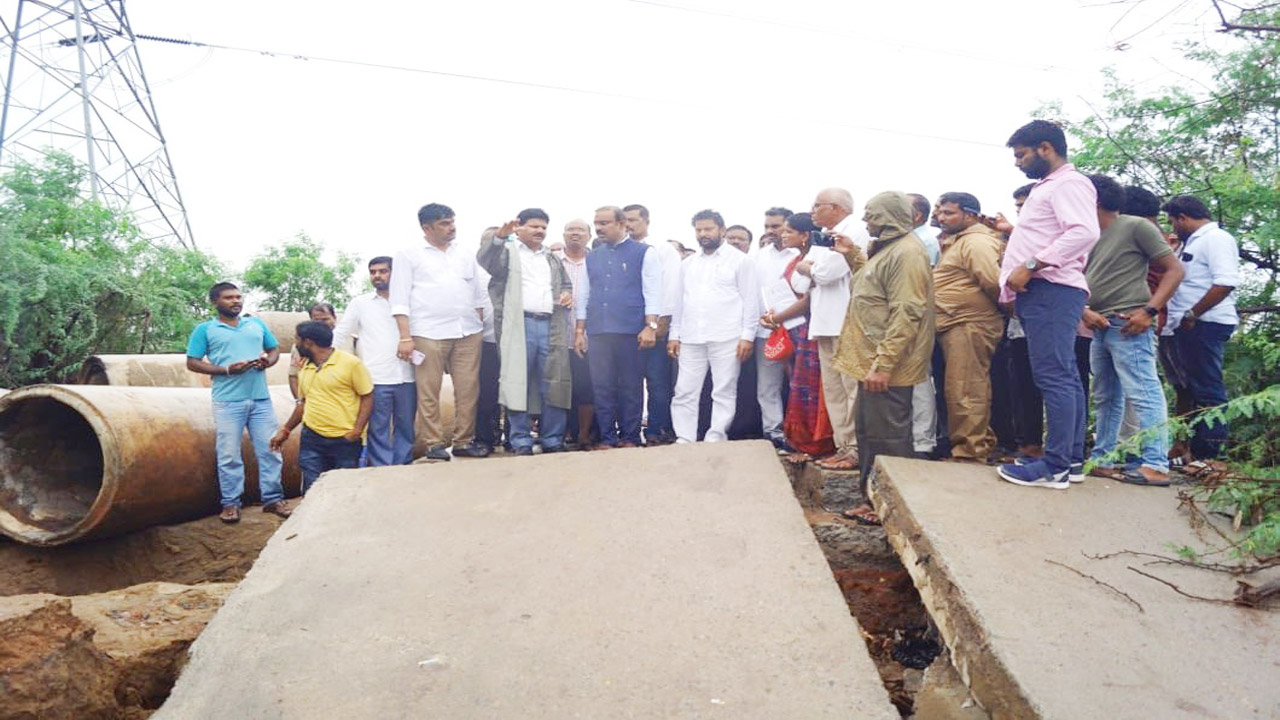 బాధితులను ఆదుకుంటాం