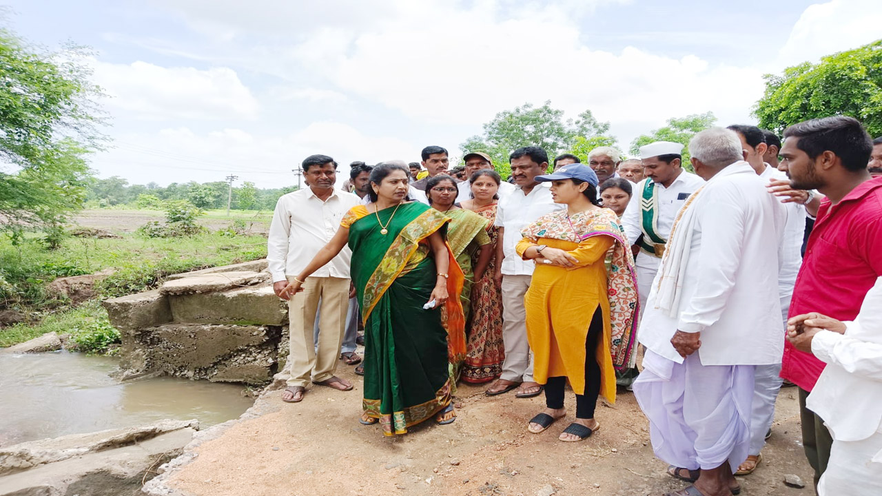 ఆరా తీస్తూ.. అభయం ఇస్తూ..