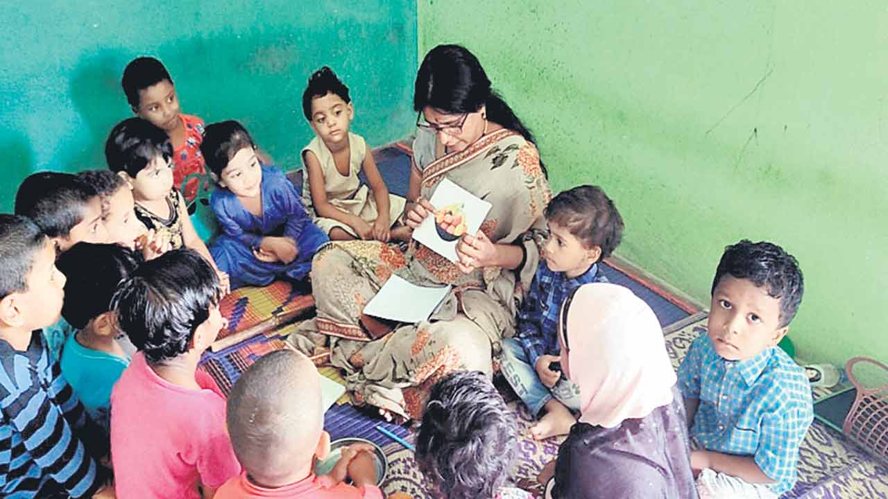 ఆడిస్తూ.. నేర్పిస్తూ..