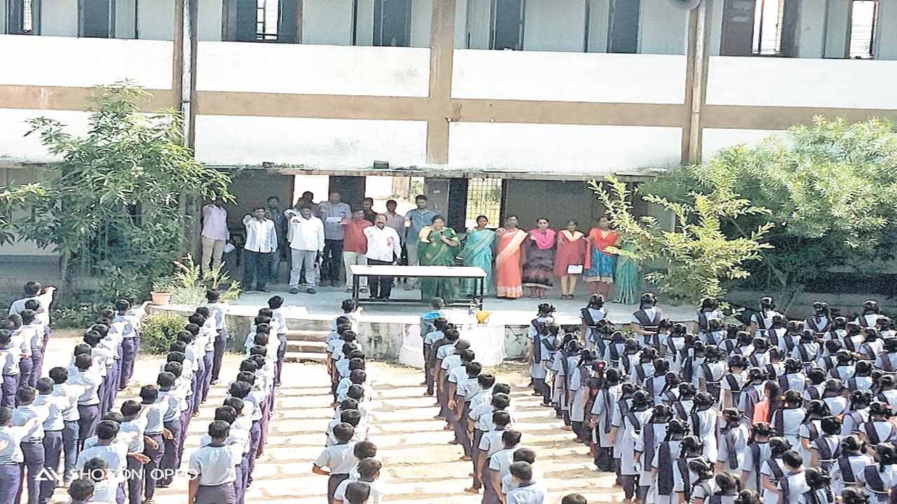 లింగాపూర్‌ మోడల్‌ స్కూల్‌లో వంద శాతం ఉత్తమ ఫలితాలు