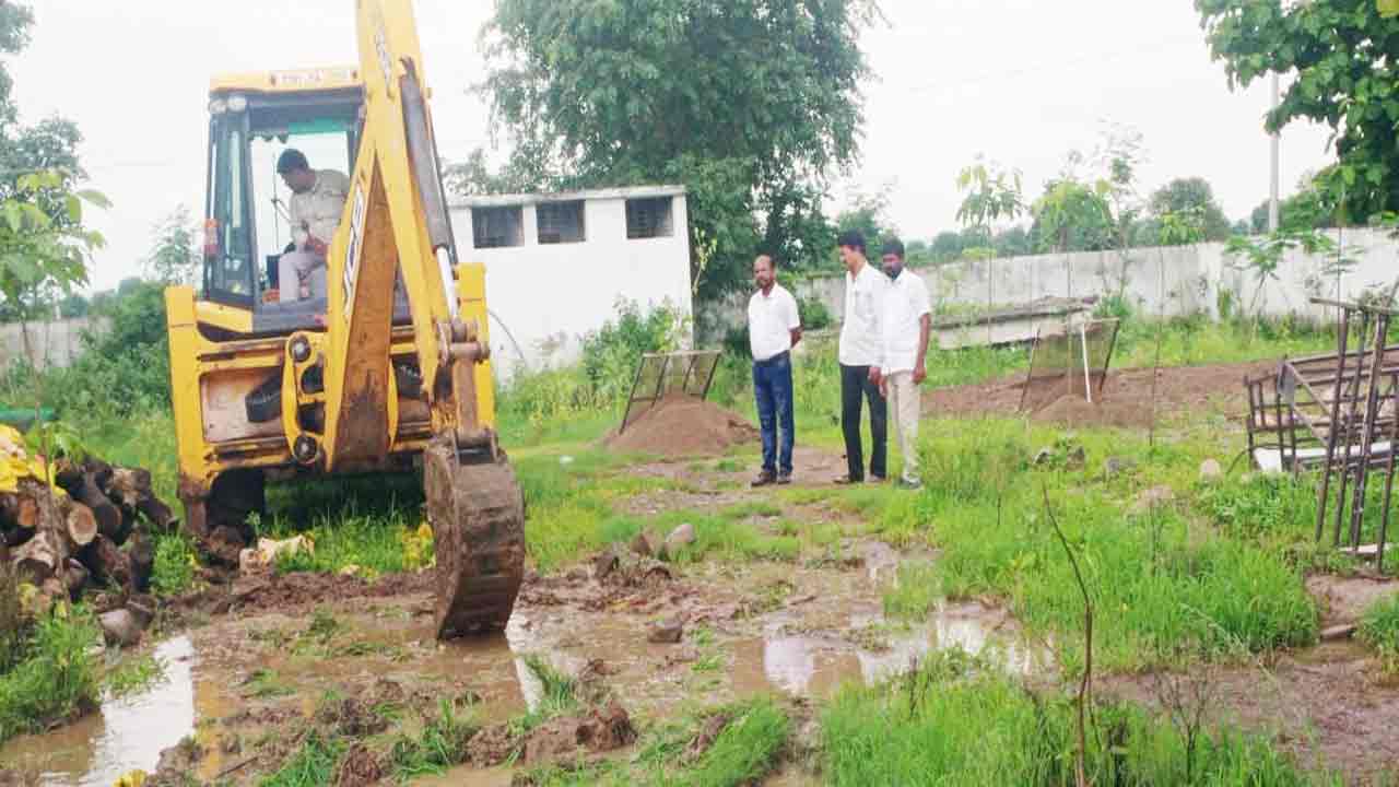 పారిశుధ్యంపై ప్రత్యేక దృష్టి సారించాలి