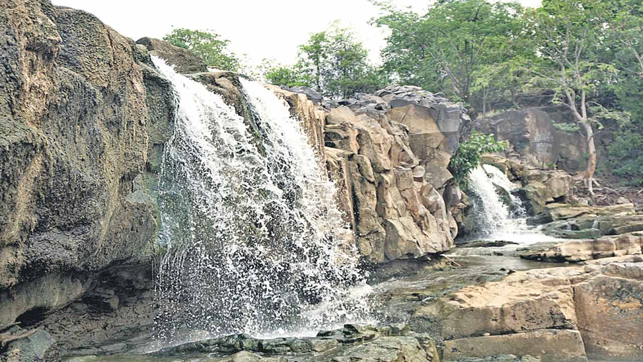 ఆకట్టుకుంటున్న పొచ్చెర జలపాతం