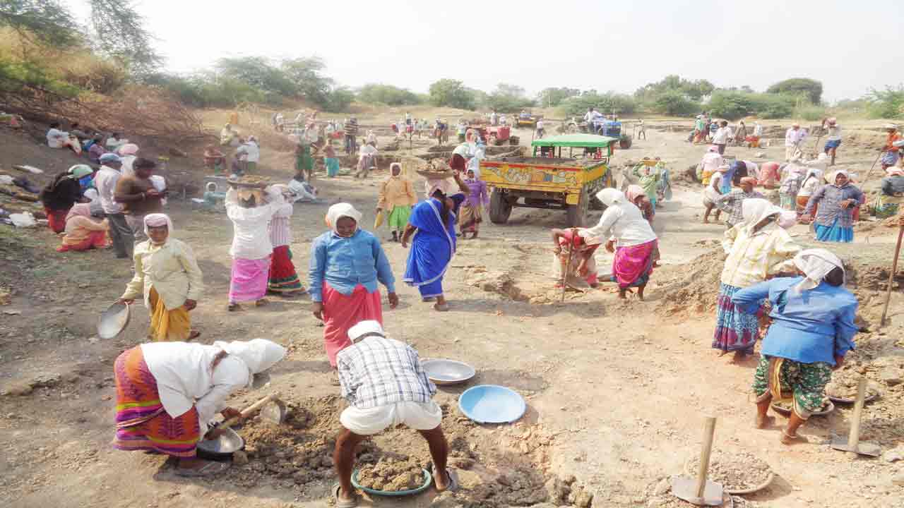 ఉపాధికి కేంద్రం కత్తెర