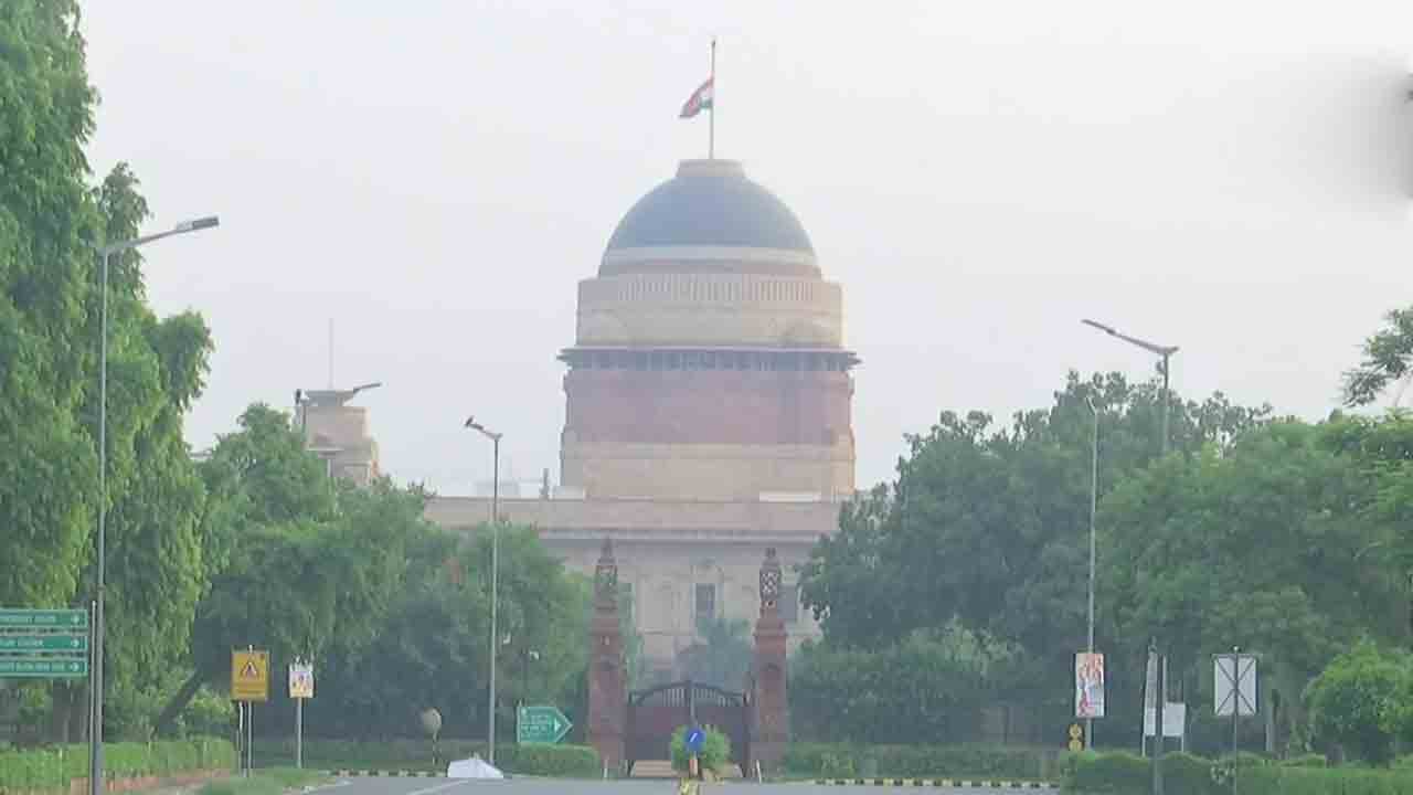 షింజో అబే మృతికి నివాళిగా జాతీయ జెండా అవ‌న‌తం