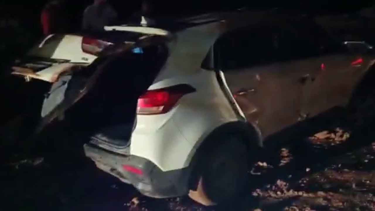 కల్వర్టును ఢీకొన్న కారు.. ముగ్గురు మృతి.. కారులో గంజాయి