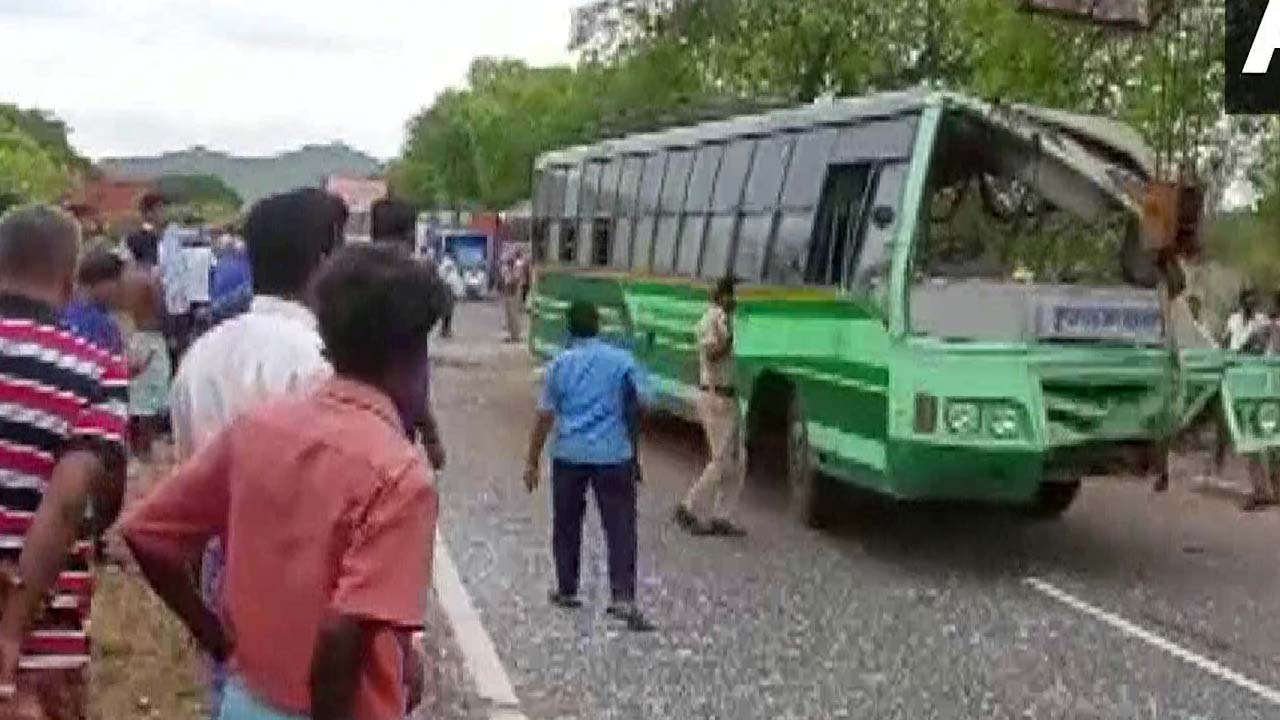 ట్రక్కును ఢీకొట్టిన బస్సు.. ఆరుగురు మృత్యువాత..